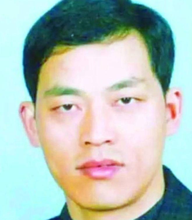 1997年8月15日，37名公安武警秘密潜入了龙合村，准备逮捕“神枪手”悍匪万光
