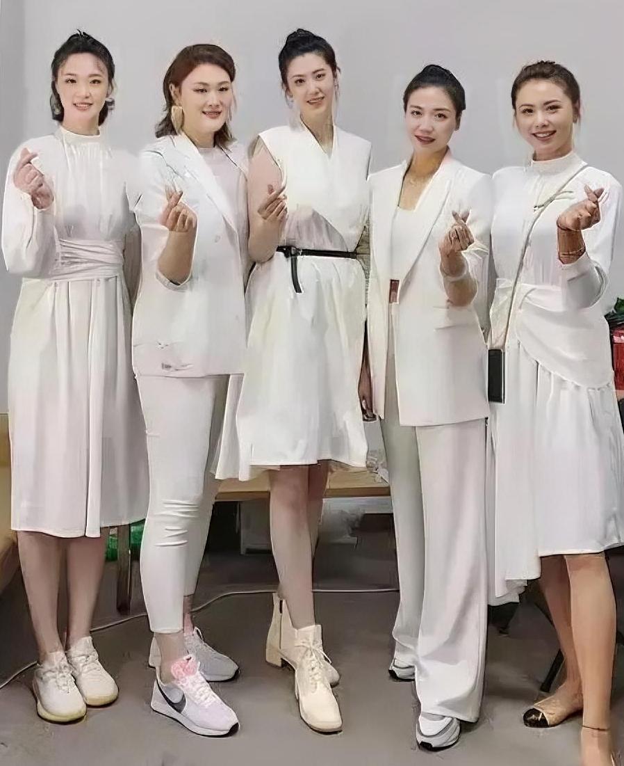 化上妆，都是仙女啊！好漂亮，看哪一个都是美女级别的。中间的个子最高，右边的俩个子