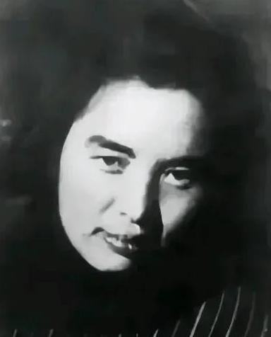 1940年，半夜，一个国民党女军官急急忙忙，跑到新四军驻地，但被哨兵拦下，女军官