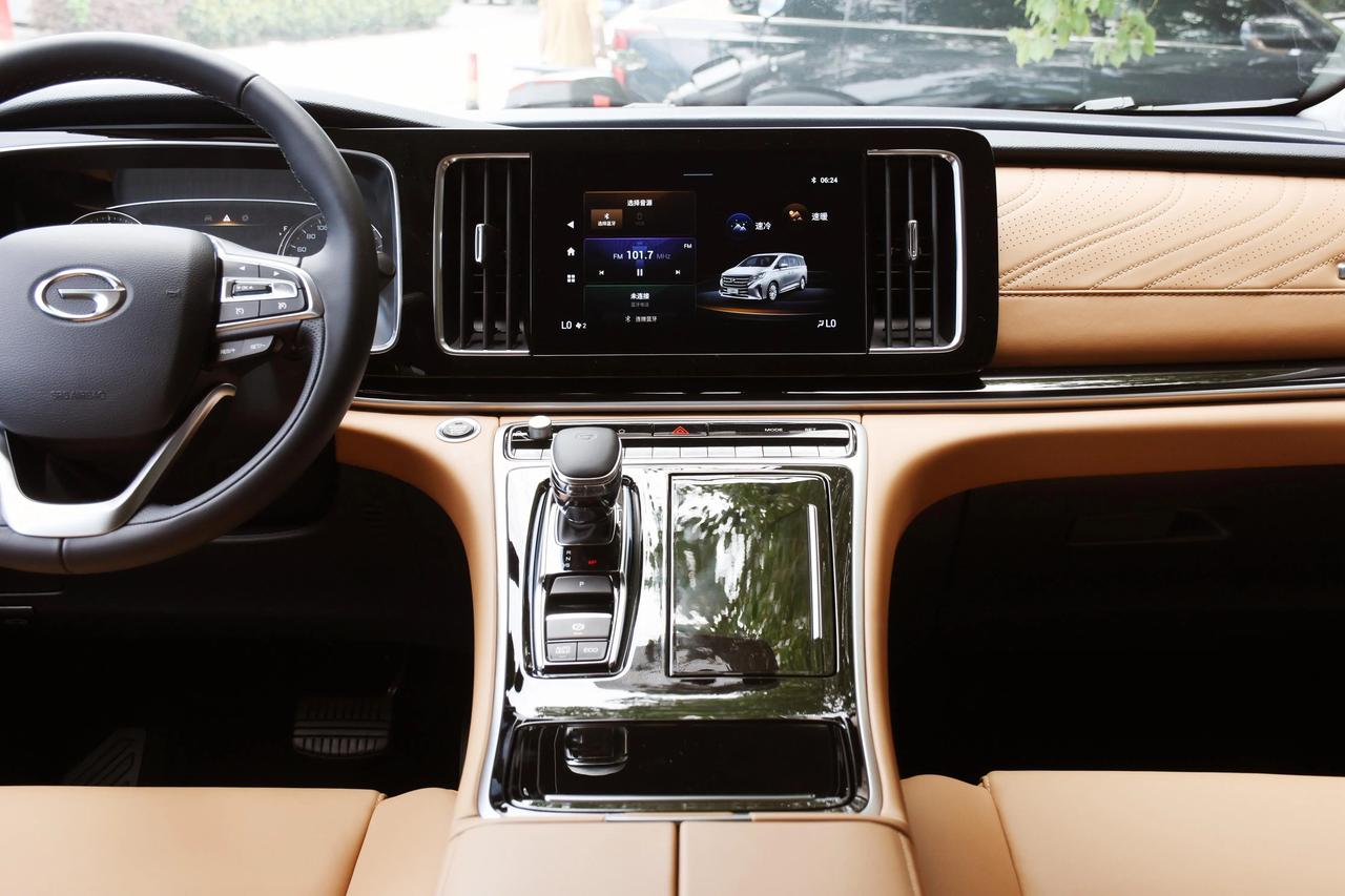 公司上个礼拜，买了一辆传祺M8，本来老板是想买丰田阿尔法的，但是听他的朋友说现在