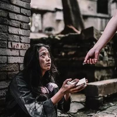 1977年的冬天，北京街头，一个衣衫褴褛、蓬头垢面的女人，死死盯着一个年轻男人的