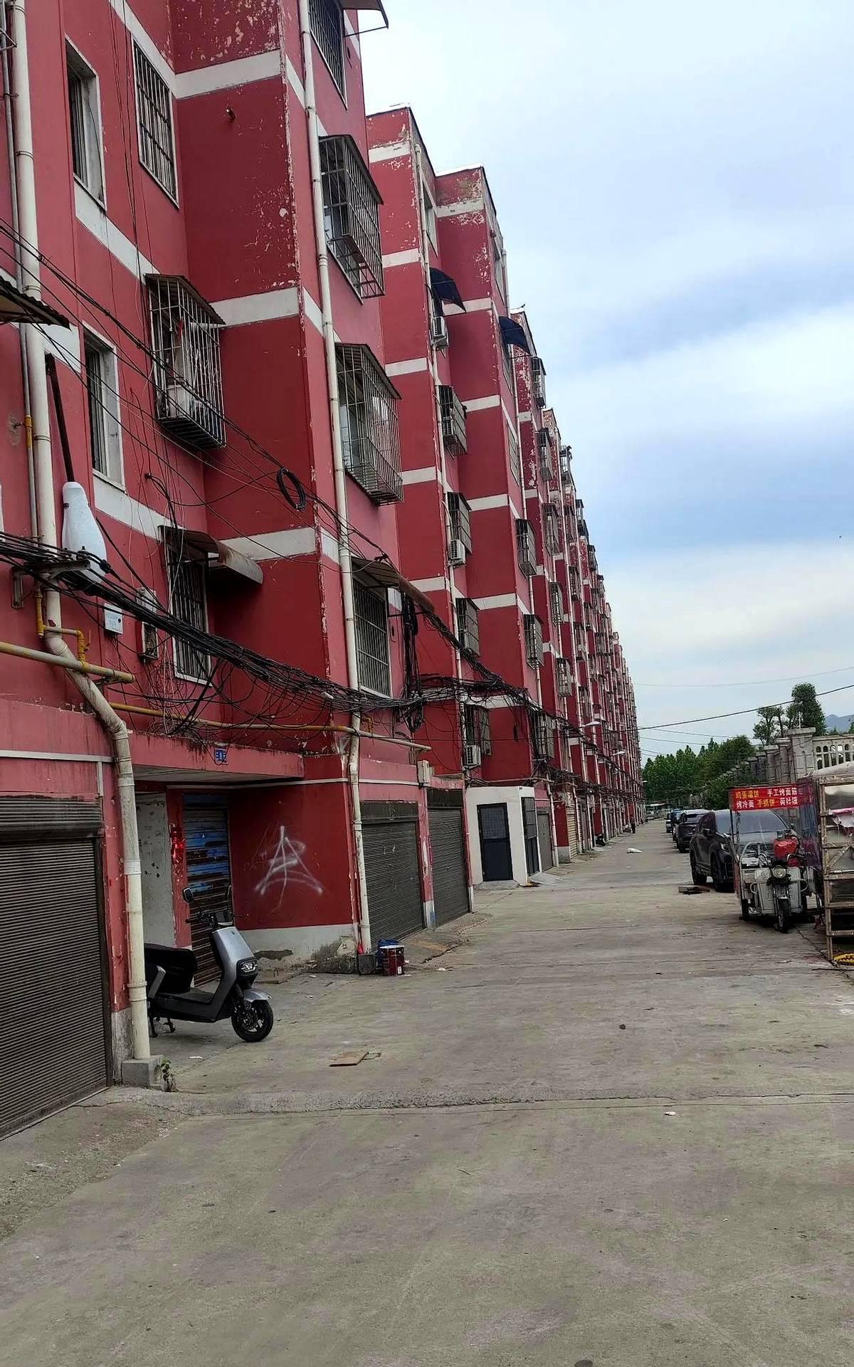 最近，我堂姐从武汉回河南驻马店，匆匆卖掉了一套拆迁赔的安置房。这套60多平的两