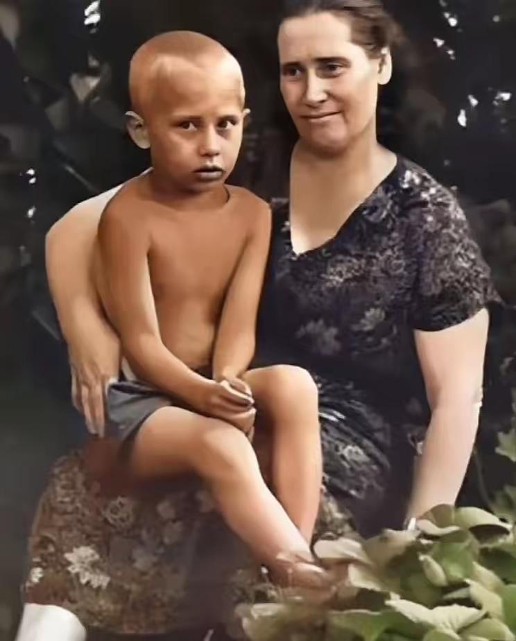 ‌普京的亲生母亲玛丽亚·伊万诺夫娜·普京娜是一个普通女工，对普京影响比较大。