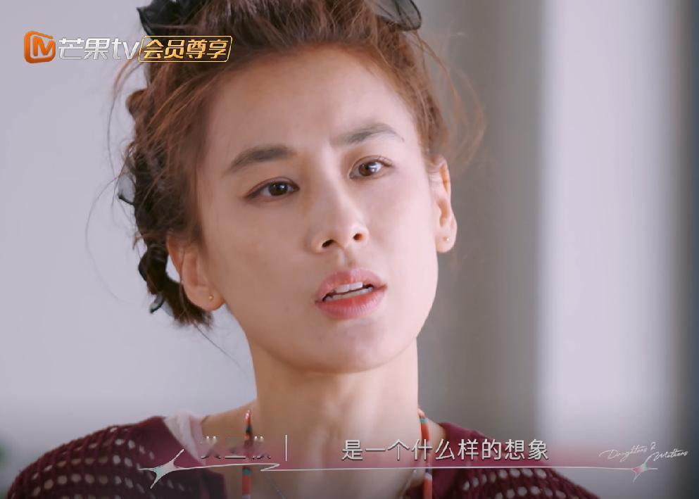 张泉灵对于黄圣依妈妈的评价很精准。 跟张泉灵聊天的时候，张泉灵说，邓女士希望