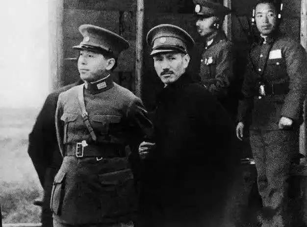如果当年张学良没送蒋介石回南京，率东北军投奔红军，后来会是什么地位？这事其