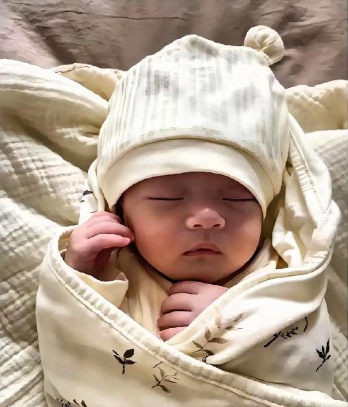 陕西，一女子分娩时因羊水栓塞不幸离世，生下个女婴，丈夫得知后，只撂下一句“孩子送