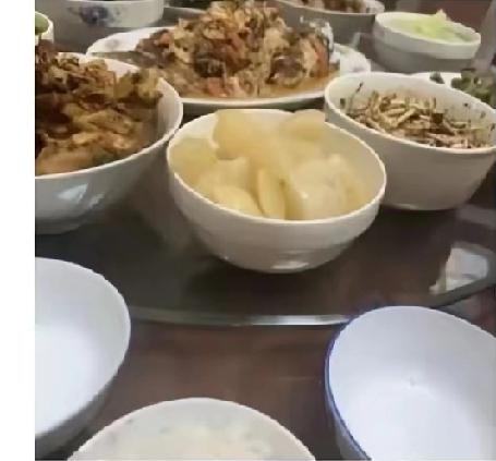 家人们快来看！周深家的年夜饭那叫一个丰盛！满桌硬菜，光看着就让人食欲大增，妥妥的