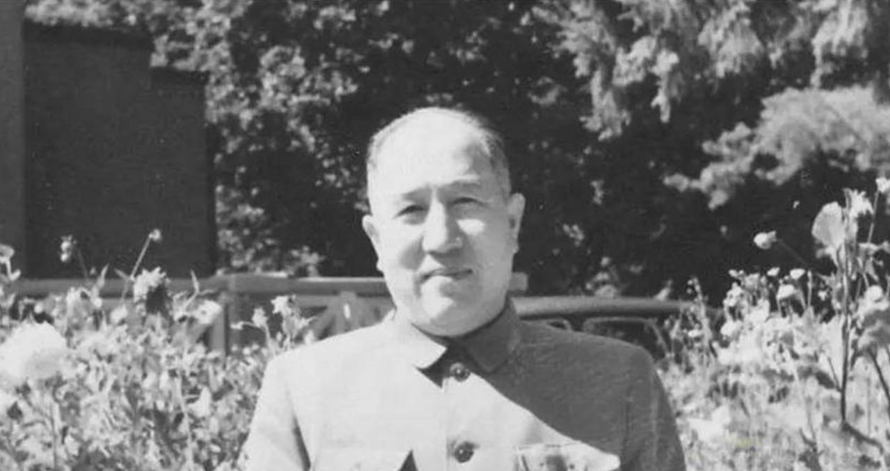 1945年他担任粟裕的军区参谋长，协助指挥战斗，让粟裕极为喜爱，谁料三个月后，此