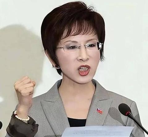 台湾政党真荒唐！！绿营对洪秀柱怂了，蓝营却组团贴日本！！！绿营对洪秀柱的