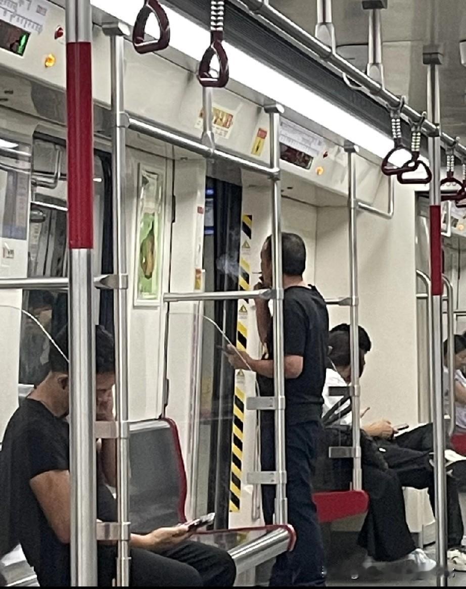 广州地铁里抽烟请问判多少年!敢信吗?广州地铁21号线上,一哥们居然堂而皇之