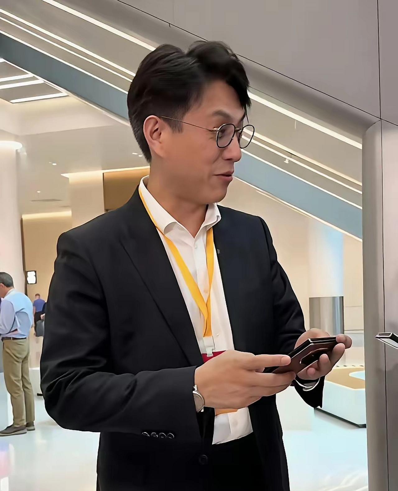 大家看看靳东用的什么手机有人说是华为三折叠，不过我看着像荣耀MagicV5