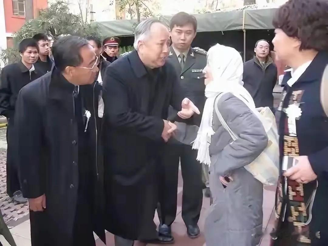 2009年10月31日，钱学森院士逝世，91岁的李佩（前右二，围白披巾者）前去