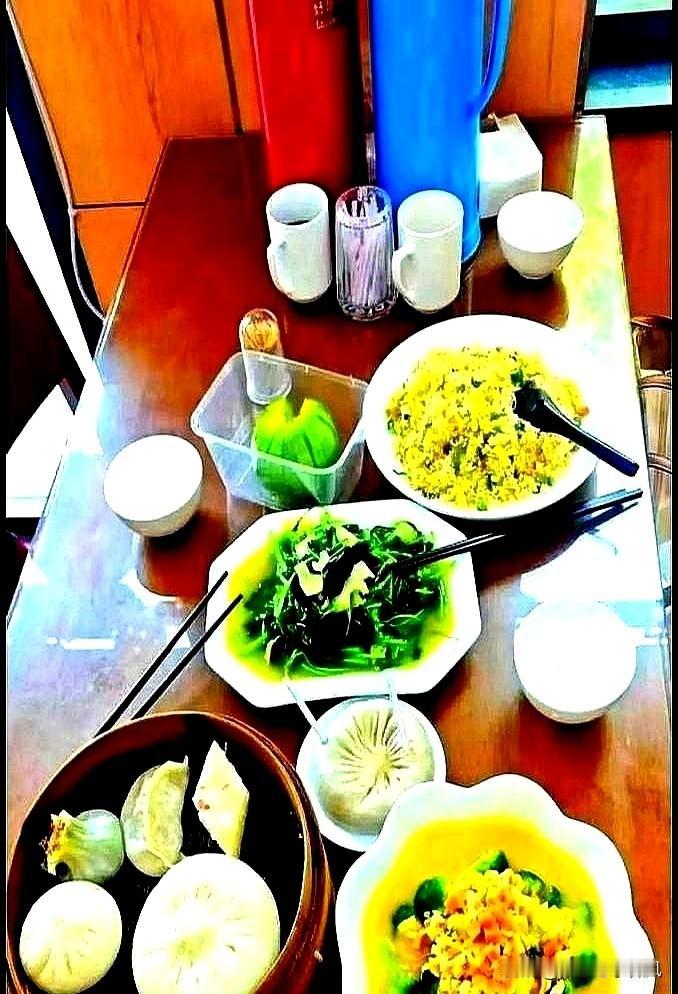 我离婚时，看到有一对夫妻也离婚，女的挺漂亮，我离完就在门口等那女的出来，几分钟后