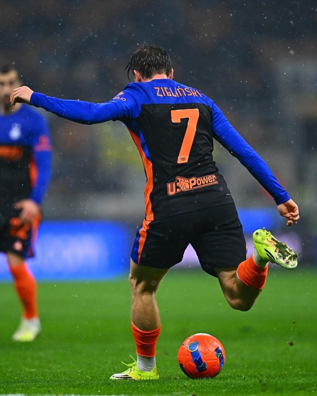 泽林斯基又踢了一场大师级比赛，国际米兰球迷本赛季终于等到了真正的泽林斯基，好饭不