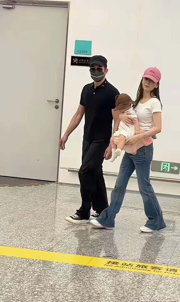 其实方媛挺厉害的！年纪轻轻能把郭天王轻松拿下，还和他生了三个孩子，关键是生完三个孩子身材保持这么好！