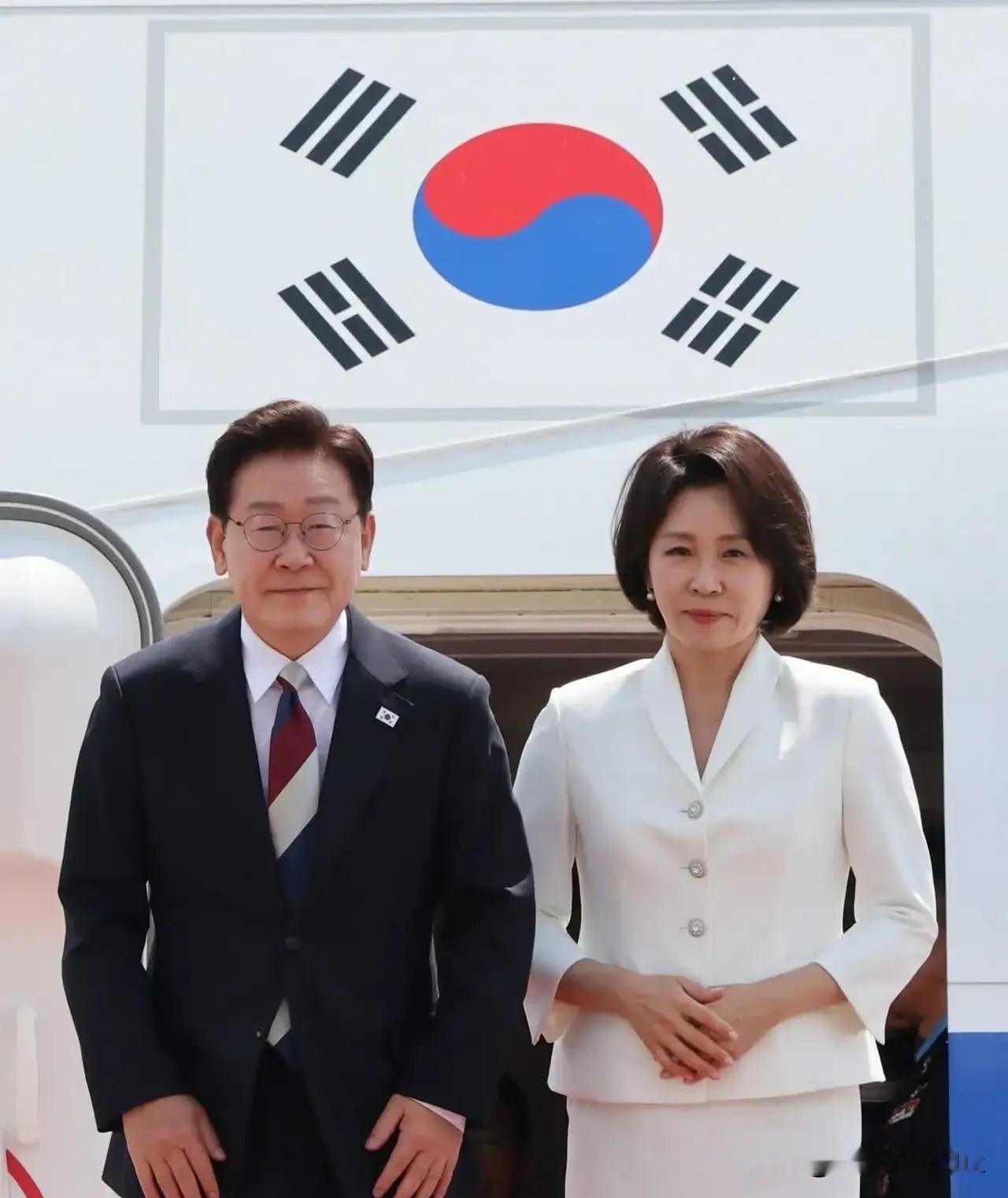 李在明真的算“劳模”！短短两周时间，韩国总统李在明携夫人出访五国，从北美的美