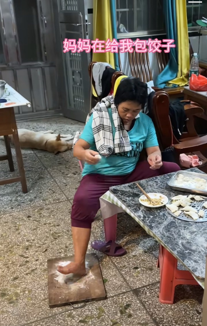 这才是真正的脚子皮，盐醋都省了，后来长大了，你不管在哪吃饺子都吃不到妈妈的味道。