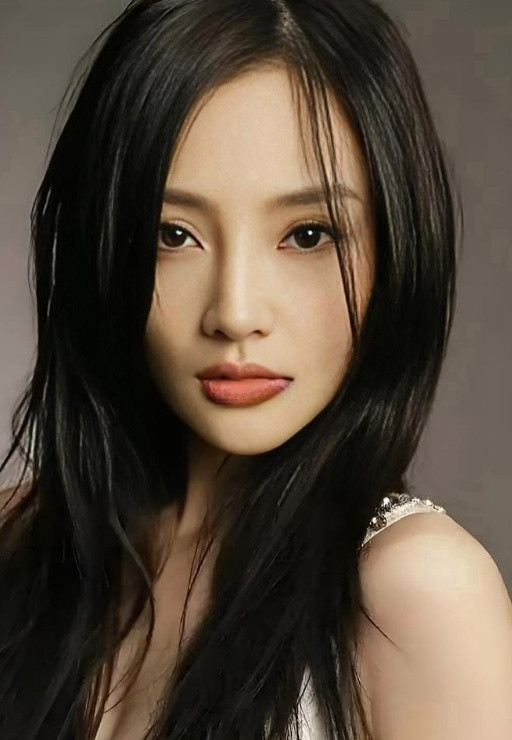 现在全网最不淡定的就得是李小璐了，本来她跟贾乃亮关系都缓和了，网友都盼他俩复合呢