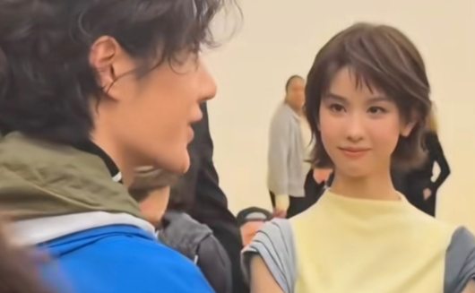 陈都灵在巴黎时装周看王一博的眼神，感觉非常有cp感陈都灵这造型有奥黛丽赫本的感