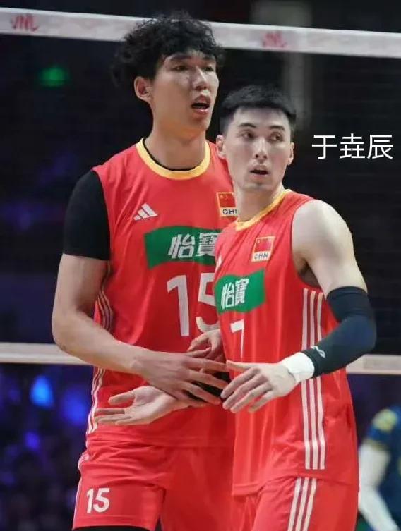 二传一通乱喂，全场白打！20比21时，巴西队还没发力，球先传到他们怀里。王鹤