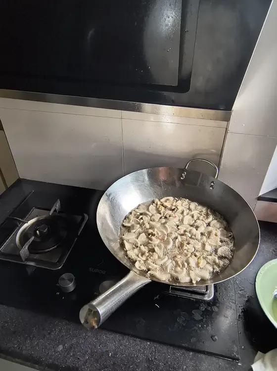 小巷口的罗医生说，小孙子有积食症状，说以后家里炒菜尽量自己到市场上去买些肥膘，自