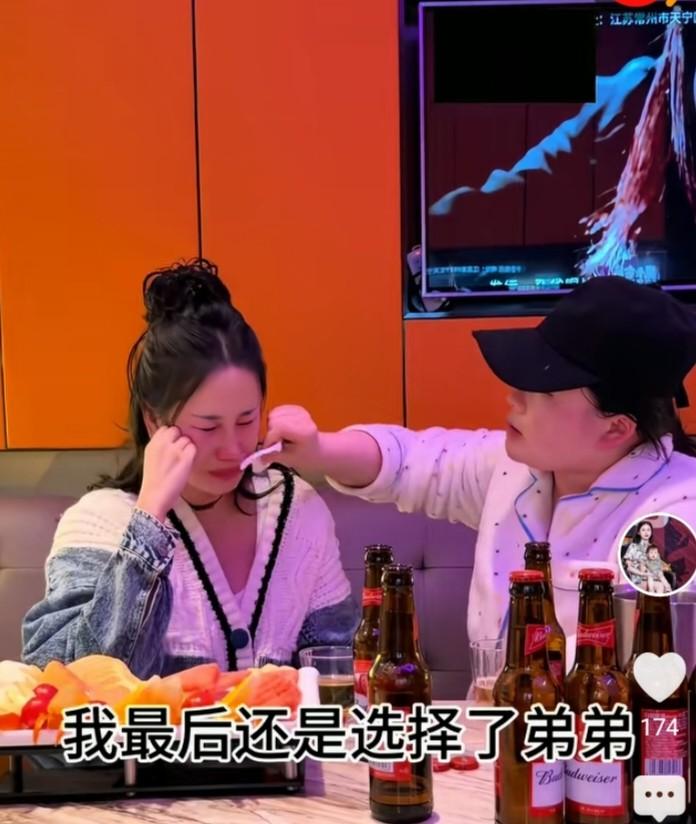 保姆小姜走了，密宝妈妈流着泪送她。小姜走之前说，那个被叫“弟弟”的男的，霸道得