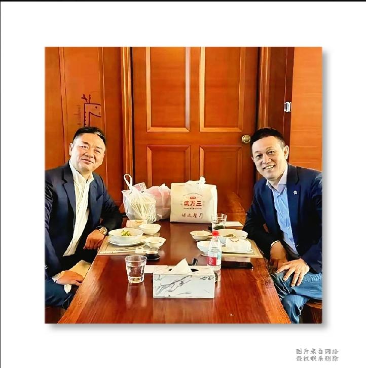 两位亿万大佬办公室吃外卖，一顿简餐仅百元一张饭局照片火了！刘强东与蔚来创始人