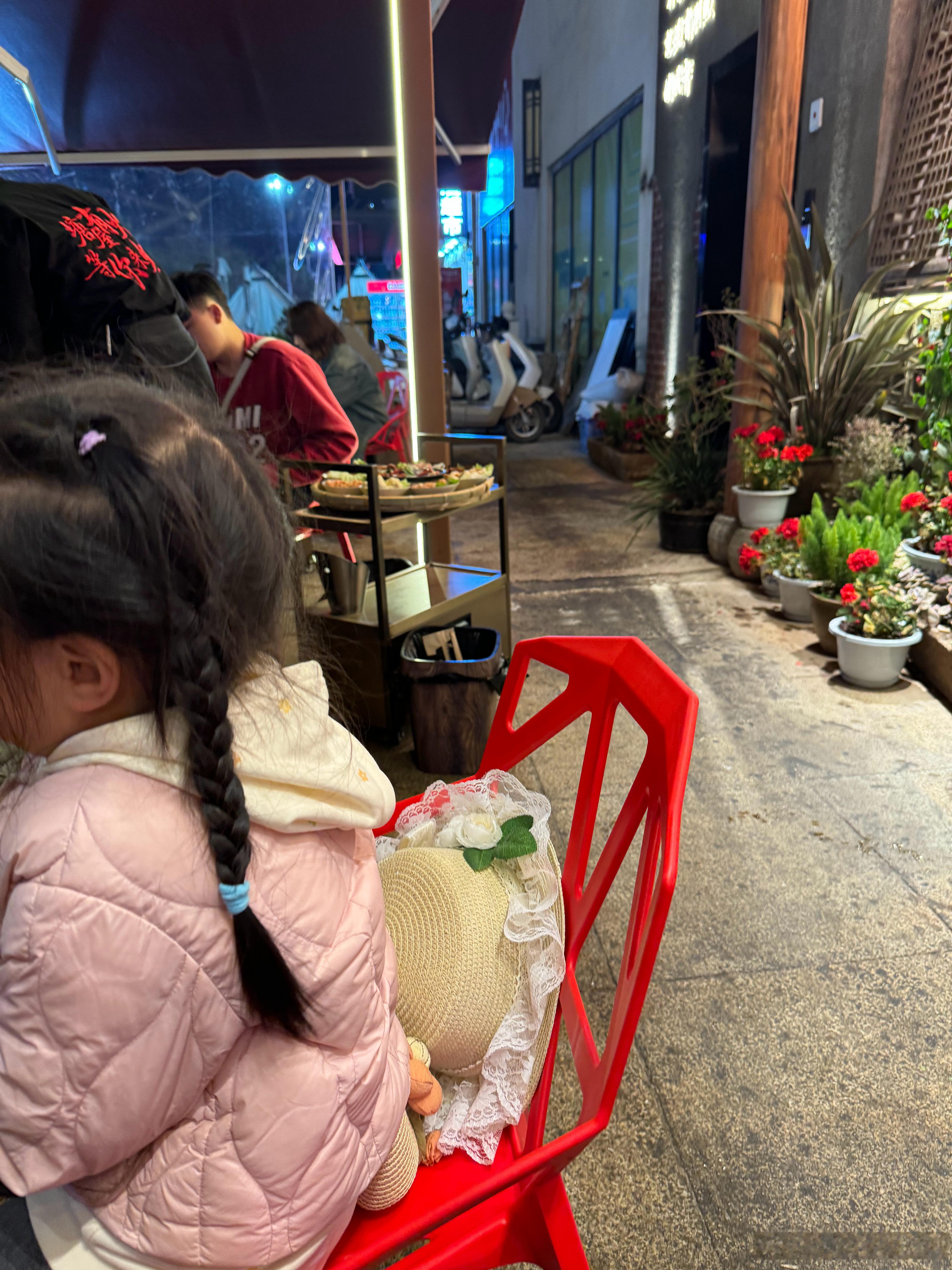 文秘7个人吃2-3人套餐，都吃饱了还剩这么多。关键是隔壁那桌，我们看他们都要吃