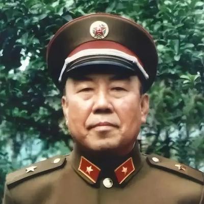 1979年，解放军军长陈家贵从前线回国，在街上遇到了几个小混混碰瓷，张口就问他索
