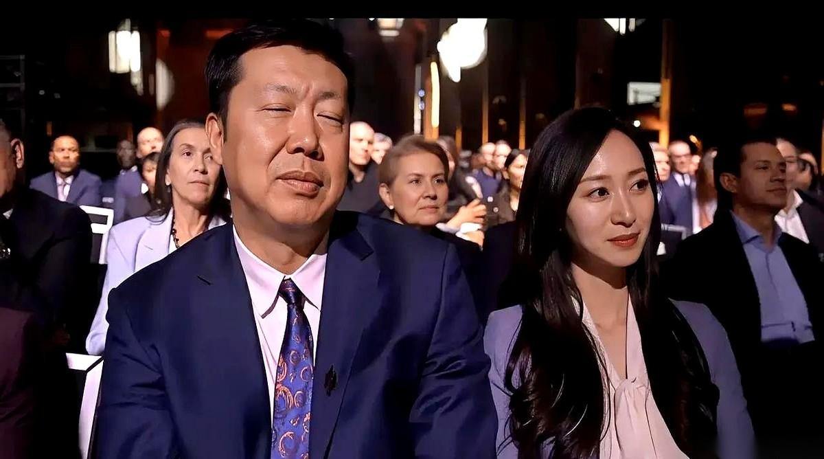 王治郅名人堂领奖的现场，风头差点被抢走了。镜头扫到他妻子周蕾，前一秒还在鼓掌的