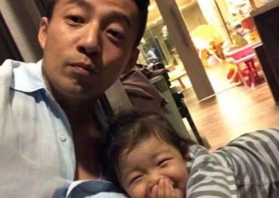 汪小菲带娃玩太幸福，小玥儿正脸曝光神似大S，S家无人探望遭打脸。2025年7