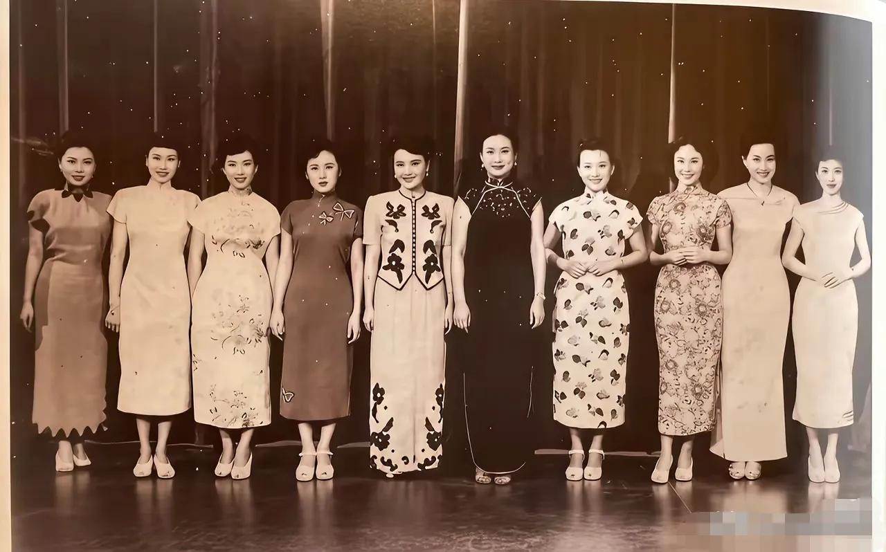 这张照片是40年代的女明星，那个时候没有美容，也没有整形，更没有高级的化妆品，全