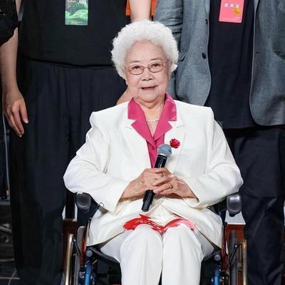 实在令人敬佩！身为正军级离休干部、享有三万多元月薪的人民艺术家田华，生活简朴，每
