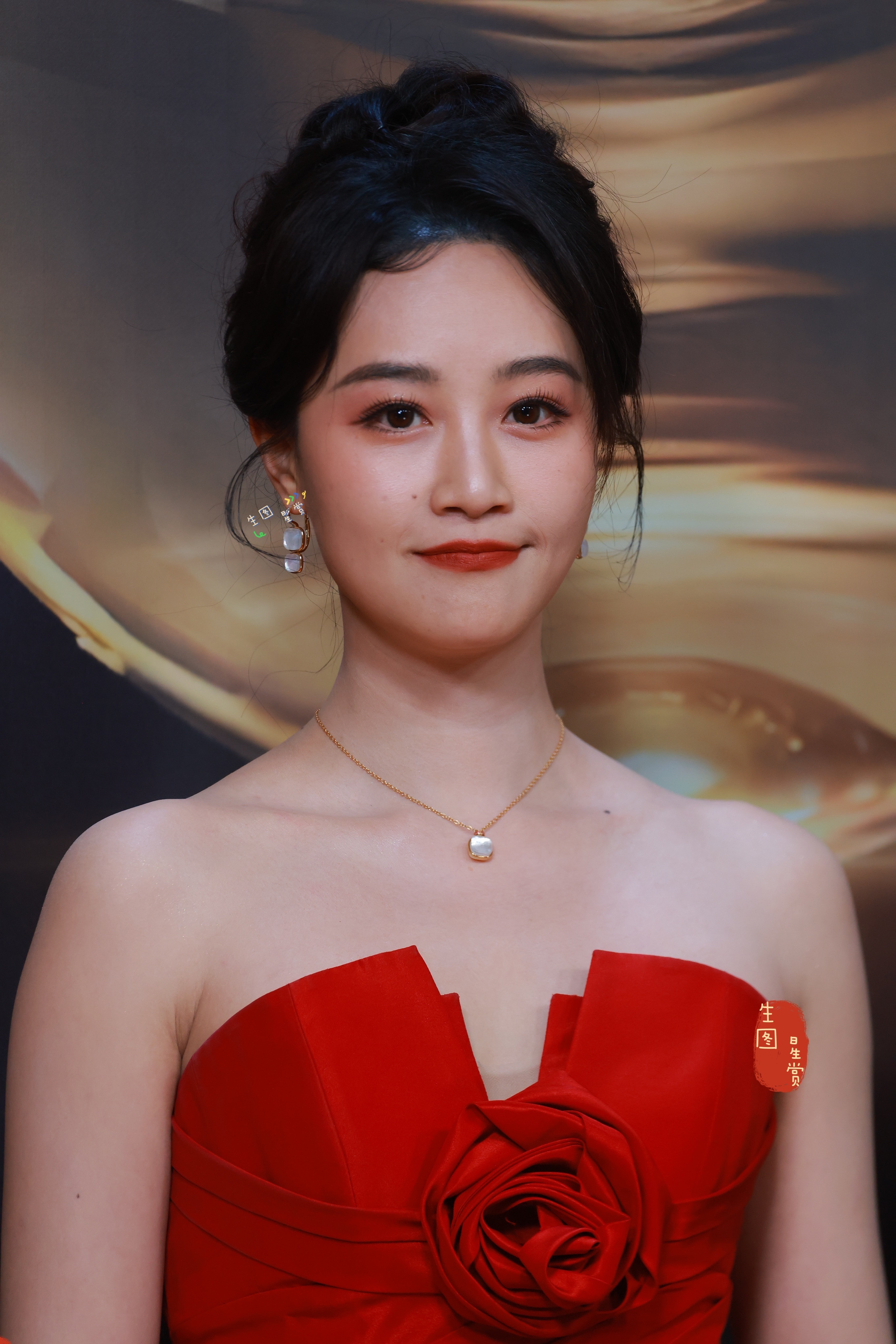 蓝盈莹电视剧品质盛典红毯生图大红裙美艳动人，是盛放的红玫瑰🌹