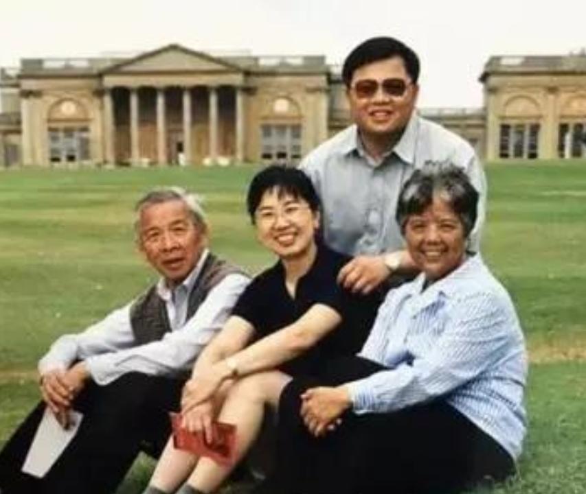 1997年，黄大年决定加入英国国籍，他说：“就算被万人唾骂，我也要改国籍”，不料