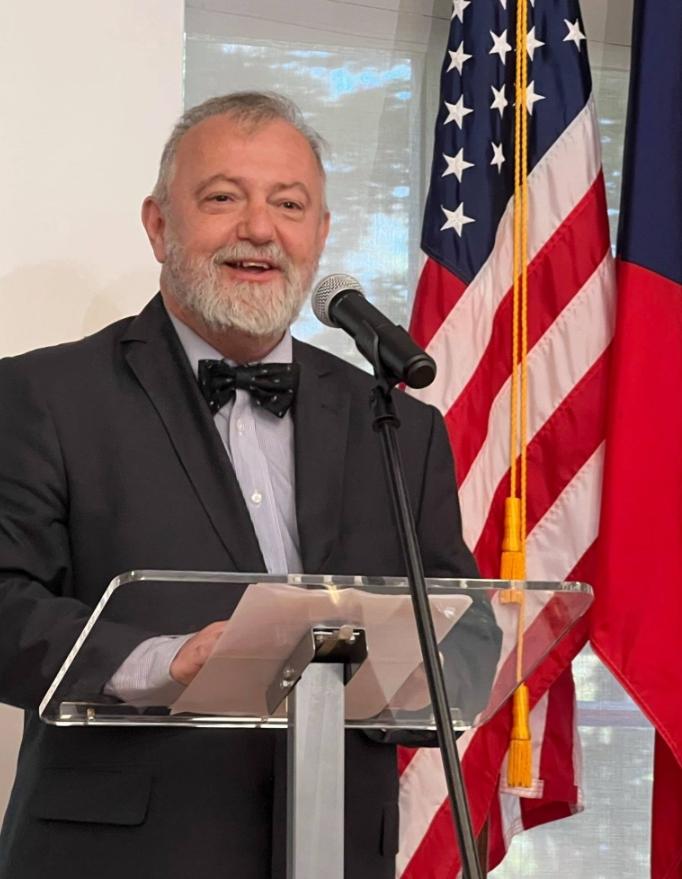 🌙“脱离中国市场，没有任何实际意义。”捷克国安顾问这句“掏心窝子”的话，彻底撕