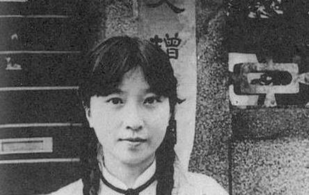 十五岁的佘爱珍入读上海启秀女中后,和富二代吴某谈起了恋爱,佘爱珍怀孕后却被吴某抛