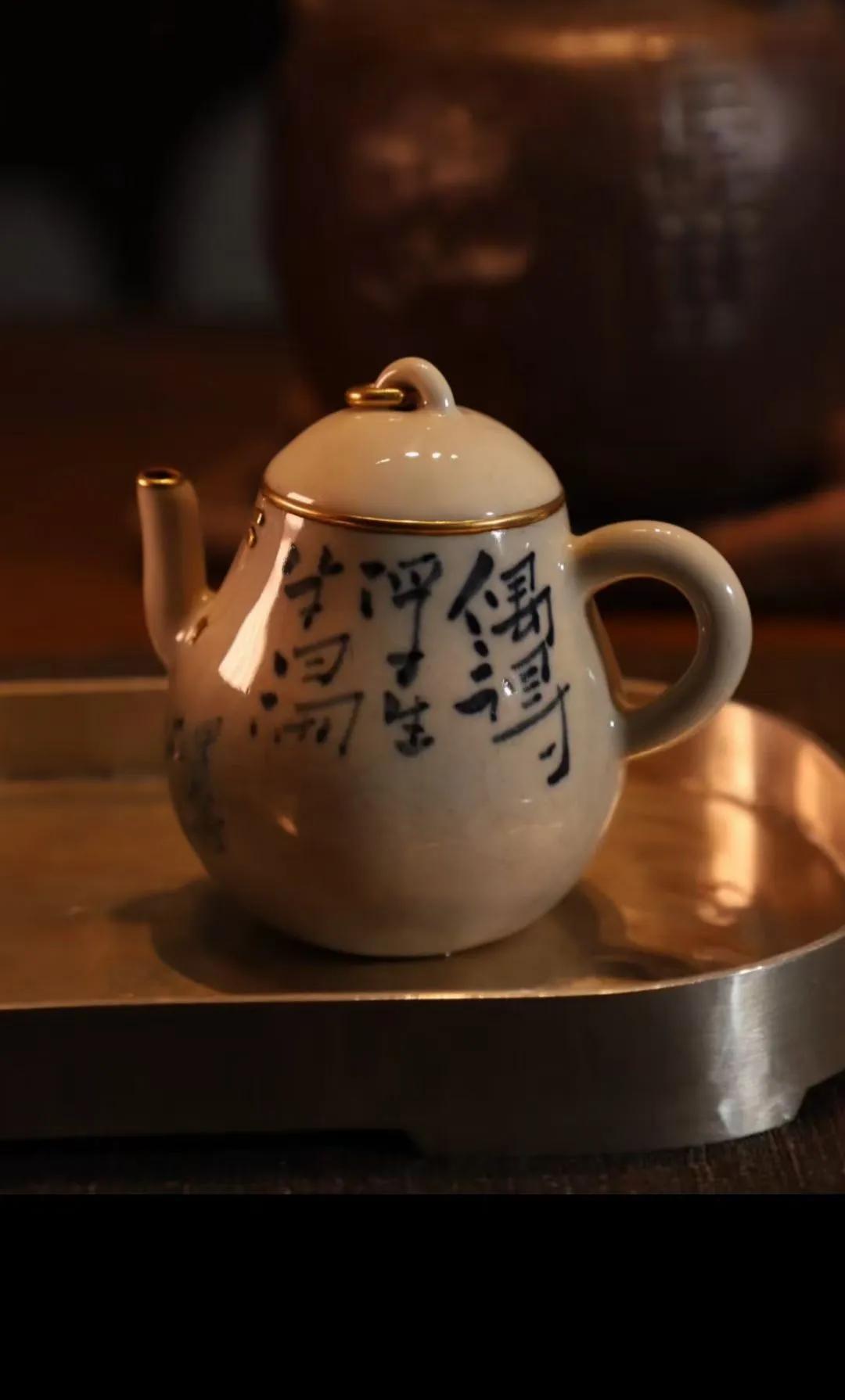 一个老哥们给我发信息，问我还认不认识收钱币的，说他想把这些年攒的旧钱币出手一些。