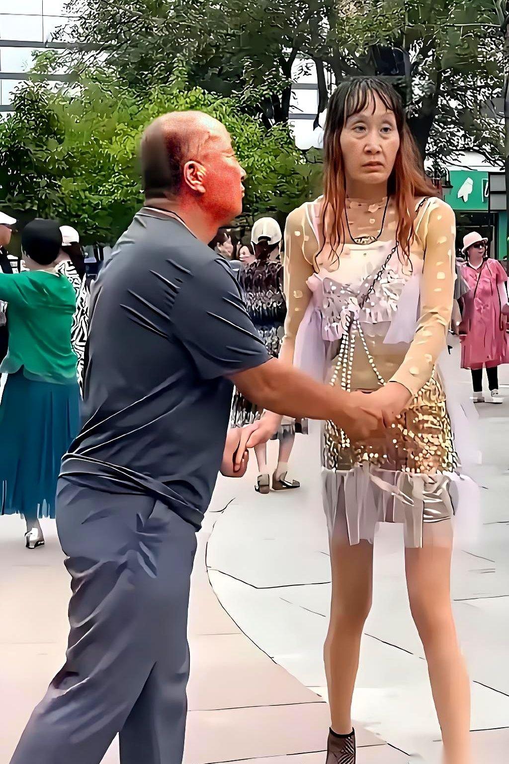 公园长椅上，那个大爷纹丝不动。他不是来晒太阳的，也不是来等人的。他手拄着拐杖，