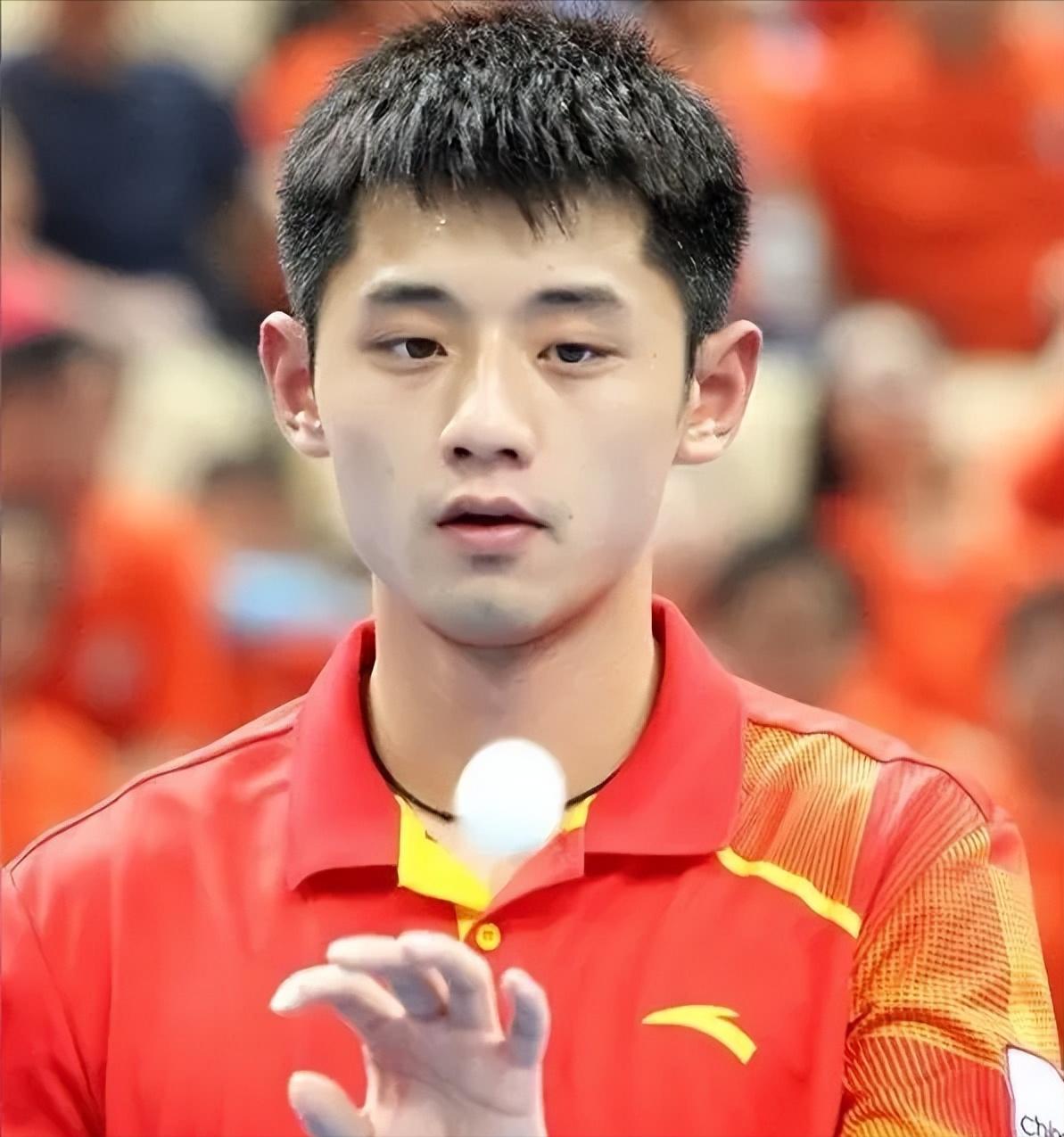 2025年10月，网友问张继科：“你现在都退役了，为什么不去国外当教练？”张继科