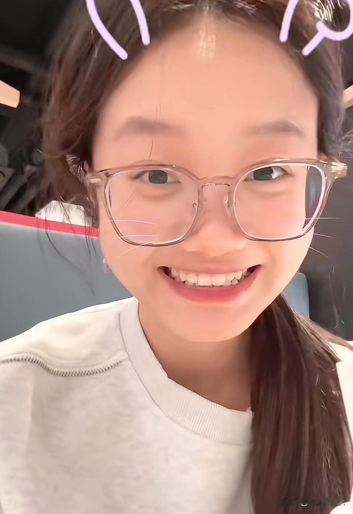 孙卓官宣女友！妈妈彭四英高度认可女方，孙悦两姐弟都很会找对象。孙卓晒出了女友