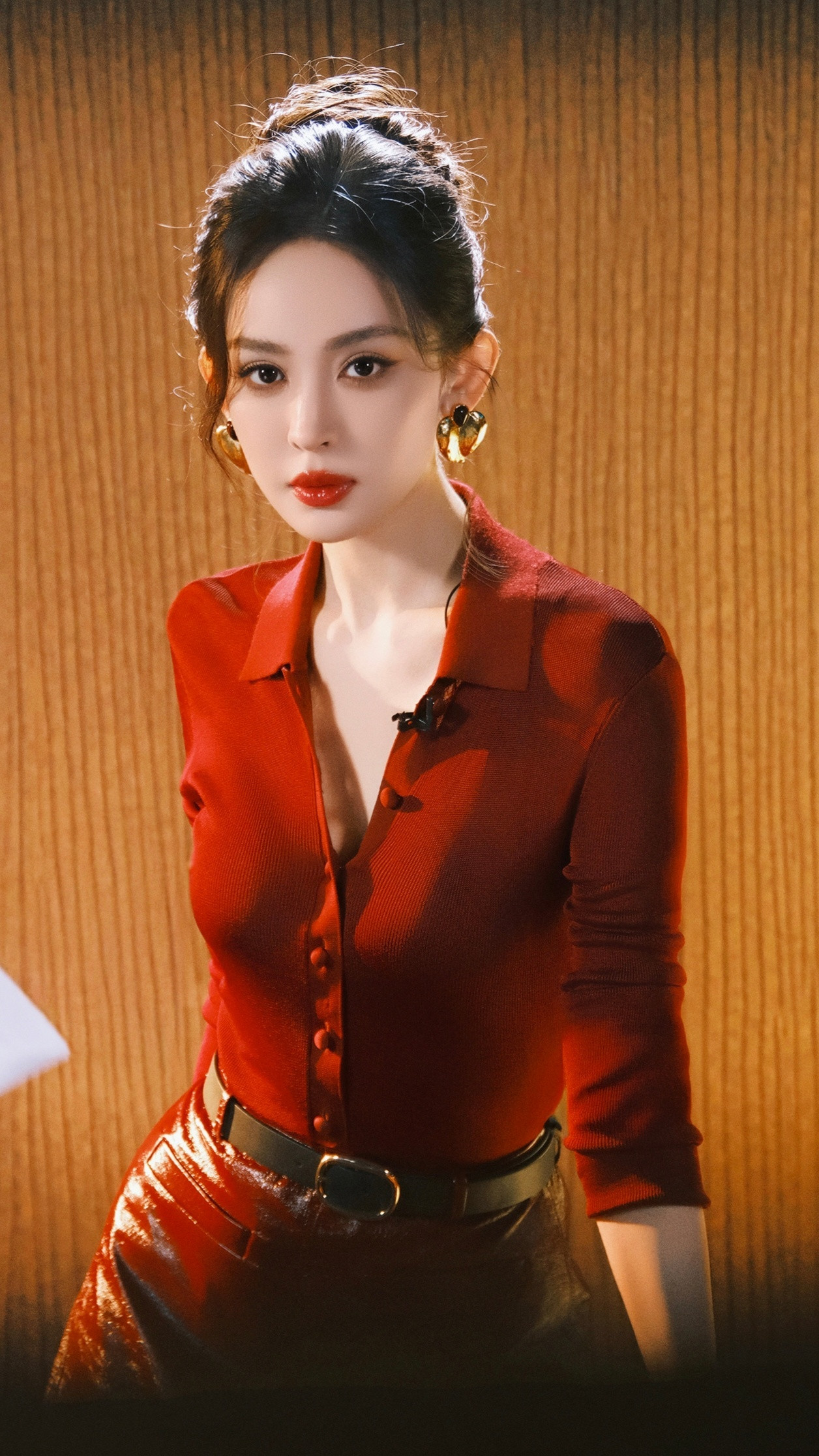 娜扎给自己看进去了娜扎新年首期好六夜造型美娜穿红色美美的很安心