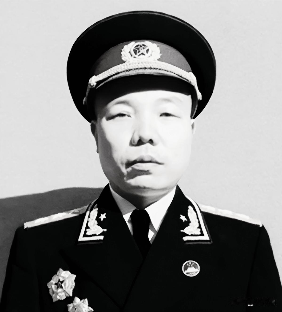 萧华的经历堪比霍去病了。十三岁担任江西兴国县委书记，十七岁担任少共国际师的政委