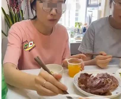刷到高考288分女孩一家开直播的视频，评论区吵翻了天！有人说“一看就是早放弃