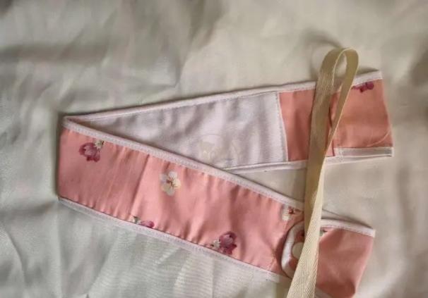 1988年，在江西出土的一具女尸，当褪下她的衣服时，发现女尸的下体有一团肉块，还