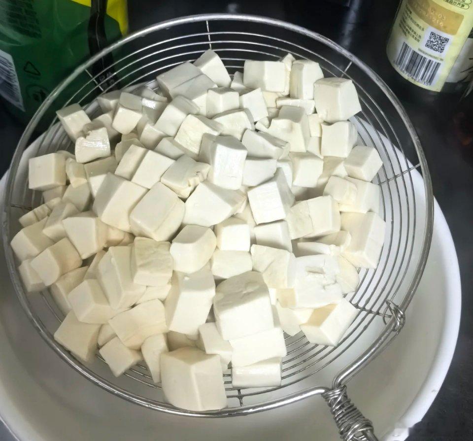 豆腐：豆腐下锅前的那十分钟，藏着让滋味更纯粹的秘诀。将白嫩的豆腐块轻轻放进滚开