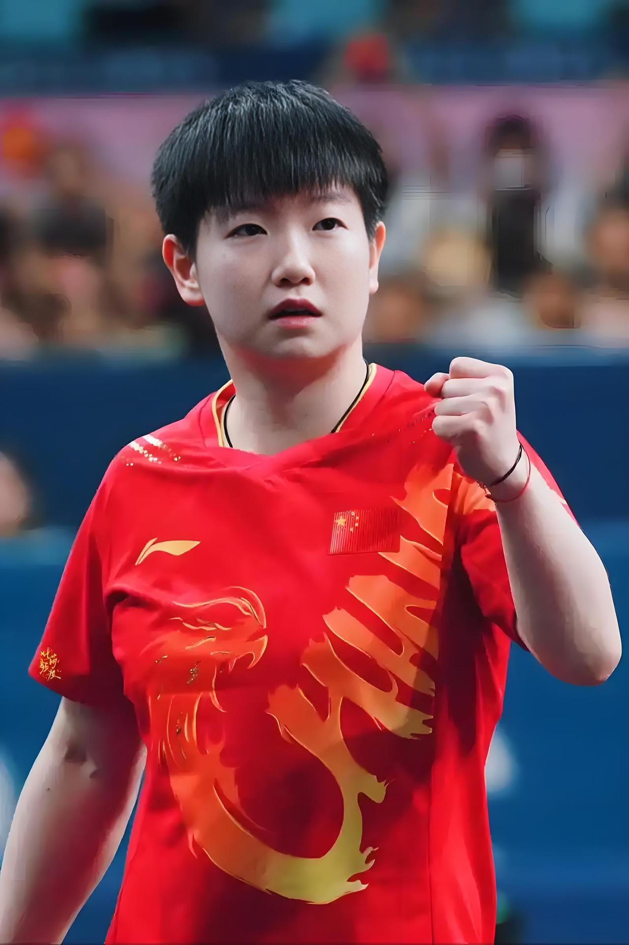 孙颖莎伤后首露面，为队友送祝福。2025年12月26日，就是今天，就是刚刚:我