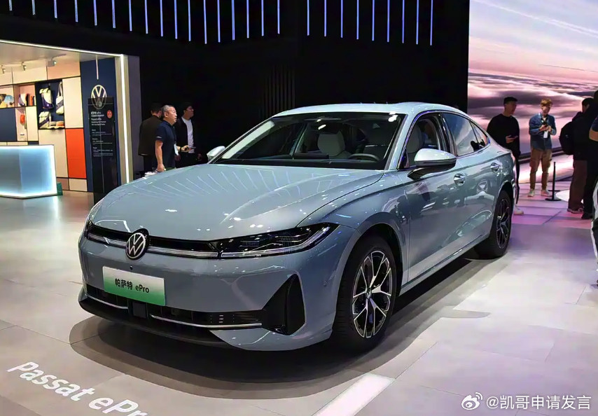 路过大众站台，发现一台特别的车：帕萨特ePro，其貌不扬放在展台上也相当低调，但