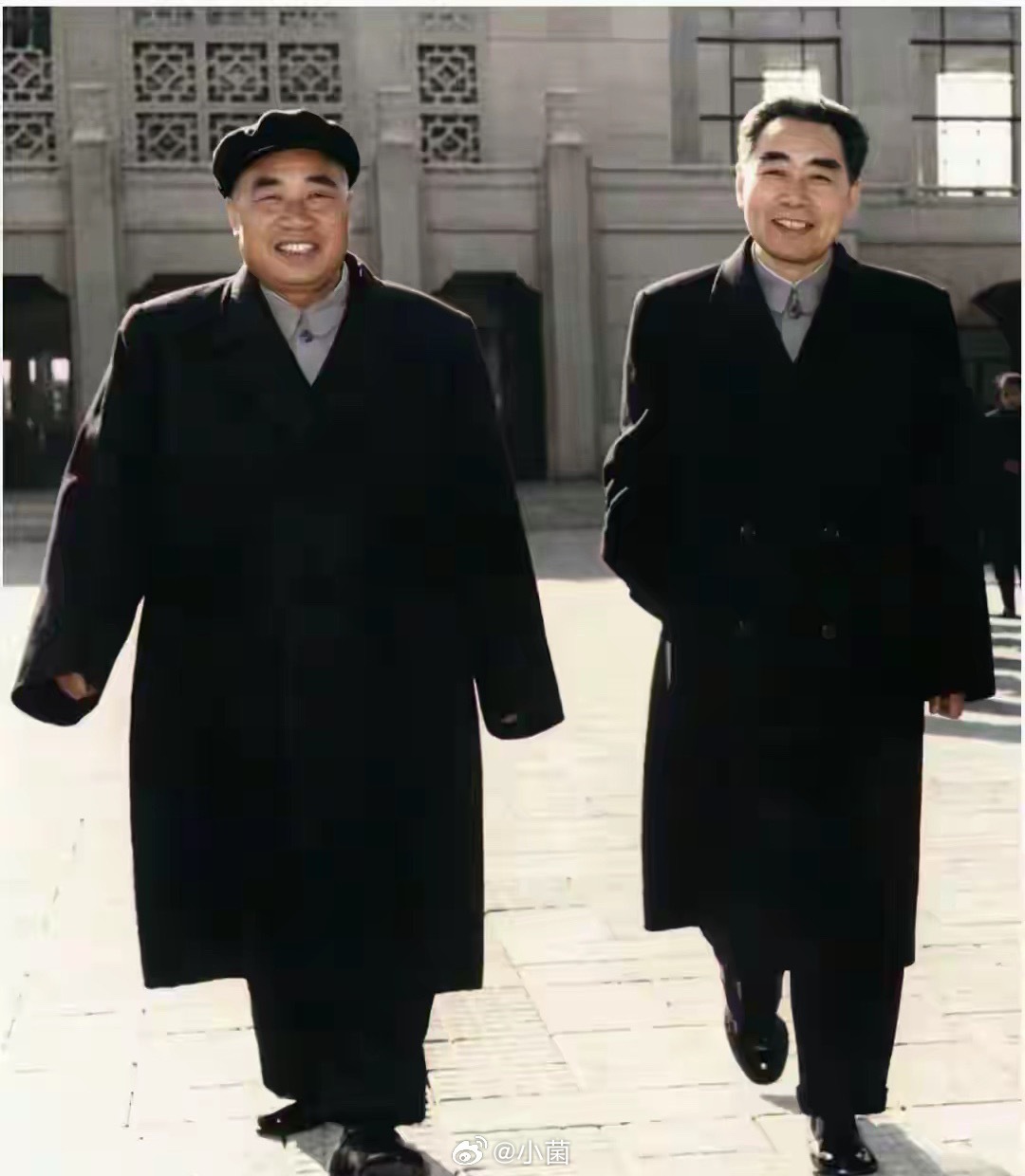 周总理和朱老总并肩而行，两人脸上挂着笑容，意气风发的感觉