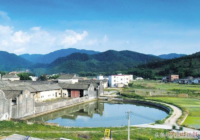 农村房屋风水格局: 门前有鱼塘, 屋后是菜地